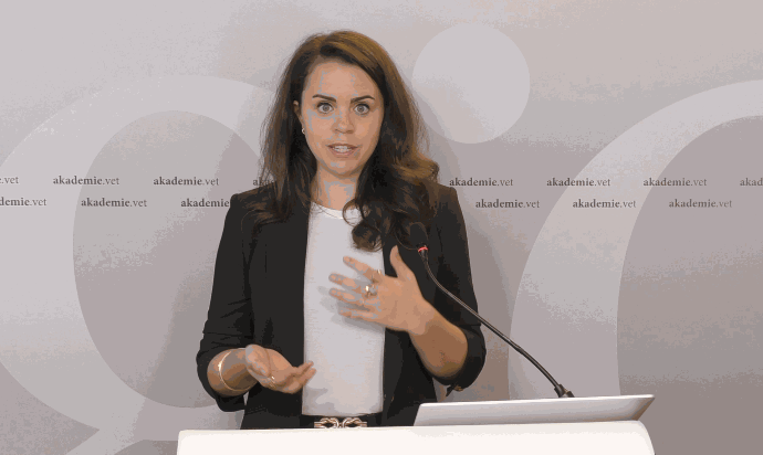 Portraitbild von Dr. Christiane Schorn am Rednerpult